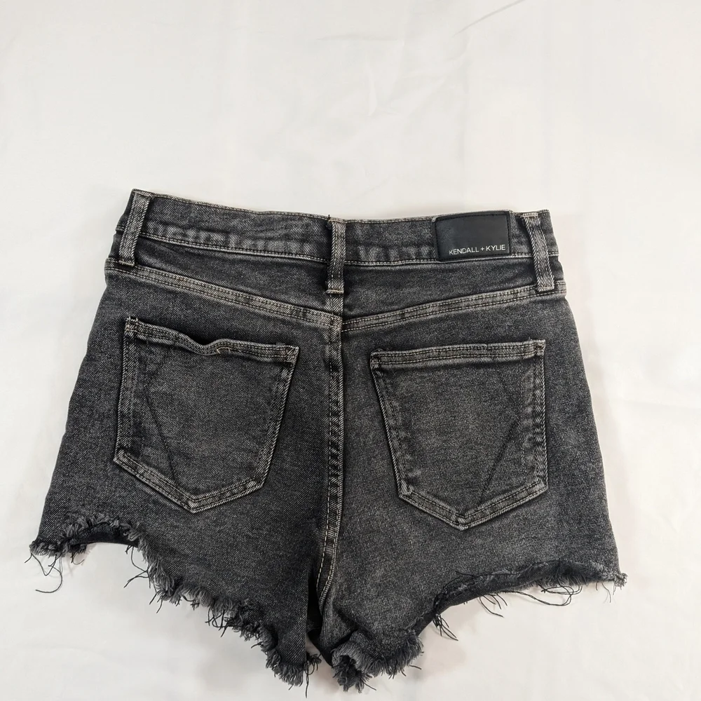 Kendall & Kylie these black